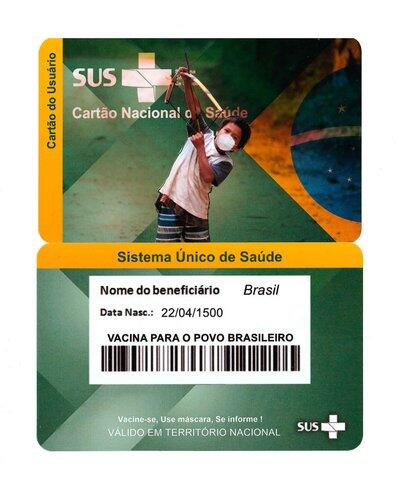 Cartão de vacinação do SUS com a foto de uma criança indígena. O nome do beneficiário é Brasil