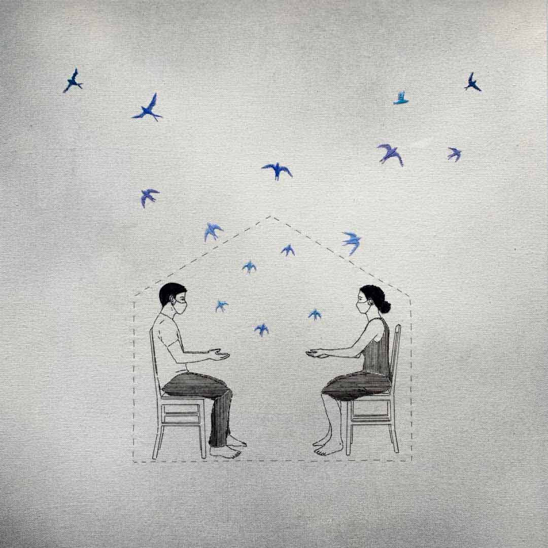 Dentro de uma casa demarcada por linhas tracejadas, um homem e uma mulher, sentados de frente ao outro, estendem as mãos. Pássaros azuis voam para além das fronteiras da casa.