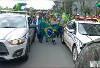 Vídeos de golpistas mostram policiais coniventes com atos terroristas em Brasília