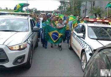 Vídeos de golpistas mostram policiais coniventes com atos terroristas em Brasília