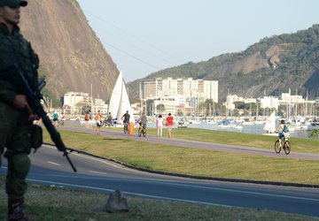 Às vésperas dos jogos, bairros olímpicos do Rio têm ao menos um relato de tiroteio por dia