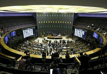 Enquanto os fatos mudam, deputados mudam de lado e de tom contra Temer e Dilma