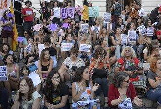 Projeto que criminaliza qualquer tipo de aborto tem contradições e exageros
