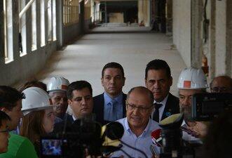 Alckmin infla números da polícia e minimiza responsabilidade em atraso do metrô