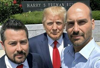 Foto de Eduardo Bolsonaro e Paulo Figueiredo com Trump foi gerada por IA