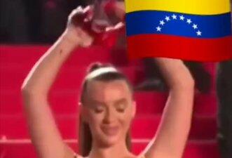 Mulher que joga sangue falso sobre o corpo é ativista ucraniana, não Miss Venezuela em protesto contra Maduro