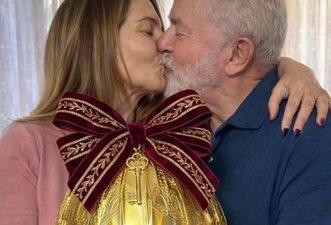 Fotos em que Lula e Janja posam com ovo de Páscoa de ouro são de IA