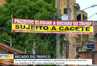 É montagem foto de faixa contra decisão de Trump sobre PCC