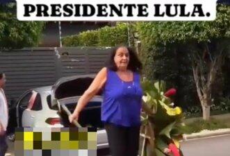 Pensionista militar foi presa por injúria racial, não por levar coroa fúnebre para Lula