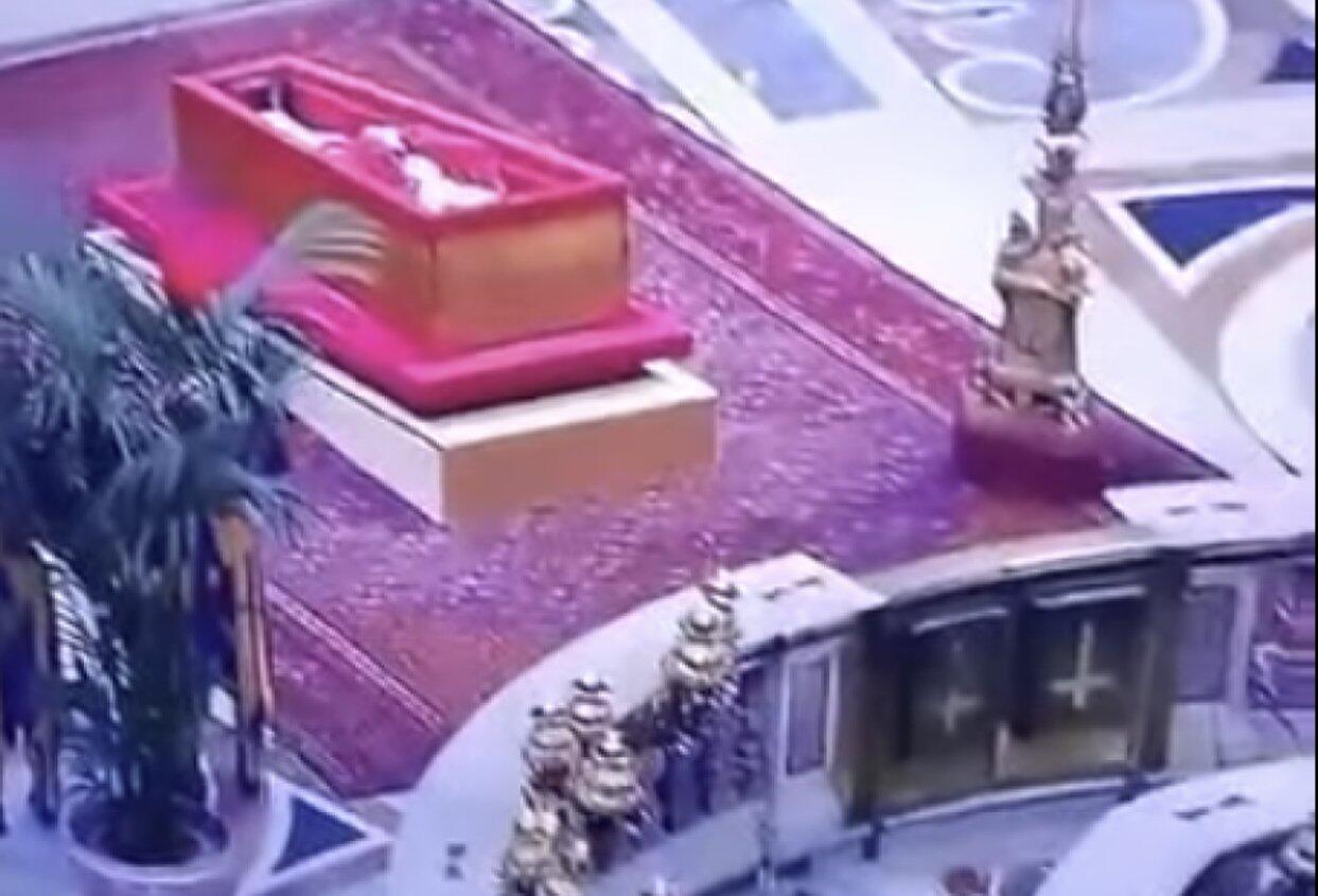 Cruz invertida é referência à crucificação de São Pedro, não ritual satânico no velório do papa