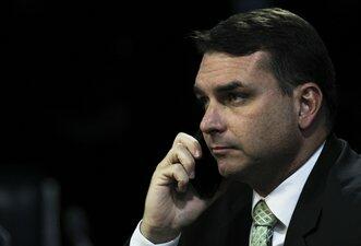 Família Bolsonaro pediu o fim do foro privilegiado 9 vezes antes de decisão que beneficiou Flávio