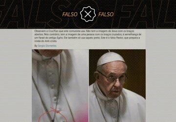 Crucifixo do Papa não mostra pessoa de braços cruzados como faraó egípcio