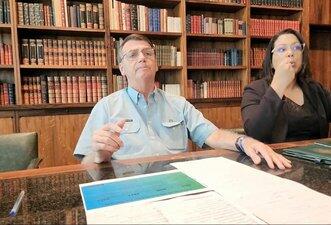 Bolsonaro repete mentiras que marcaram seu mandato horas antes de embarcar aos EUA