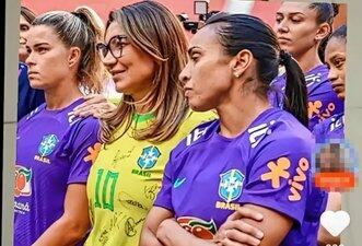 É falso que Marta e jogadoras da seleção mostraram irritação em foto com Janja