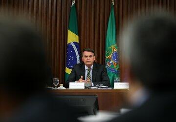 Como Bolsonaro usa teorias da conspiração ao acusar ONGs por queimadas na Amazônia