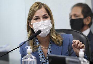 Mayra Pinheiro usa informações falsas para defender cloroquina na CPI