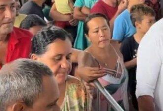 É falso que vídeo mostra fila de doação de cabeça de peixe no Nordeste