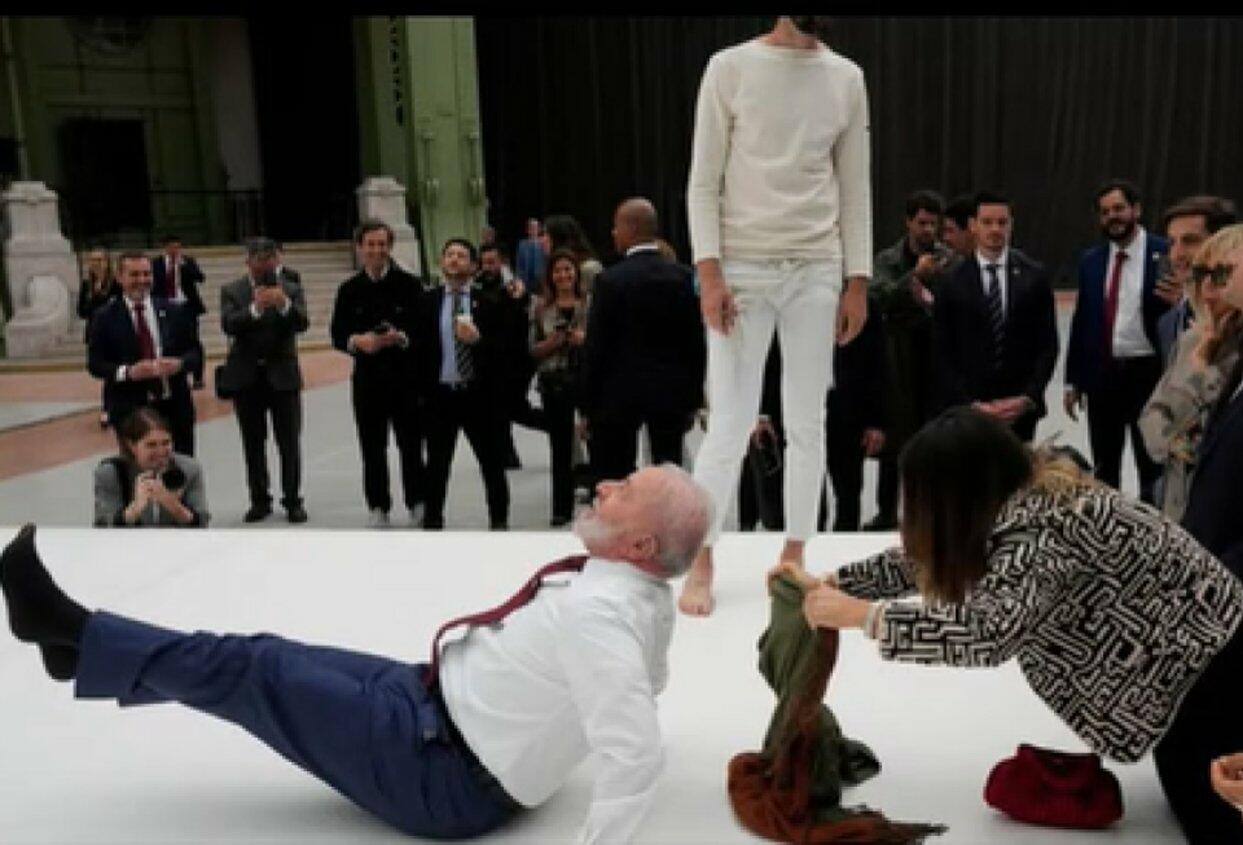 Foto não mostra Lula embriagado levando um tombo em Paris