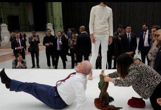 Foto não mostra Lula embriagado levando um tombo em Paris
