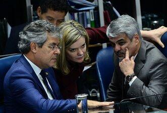 Investigados na Lava Jato se dividem em votação sobre prisão de Delcídio