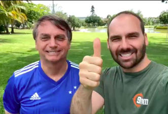 YouTube remove vídeo do canal de Eduardo Bolsonaro em que Jair Bolsonaro defende “tratamento precoce”