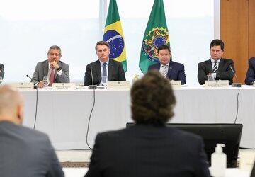 Em reunião ministerial, Bolsonaro falseia dado de desemprego e se contradiz sobre interferência no governo