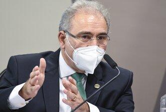 Queiroga cita dados falsos de vacinação e exagera ao dizer que Bolsonaro apoia imunizantes