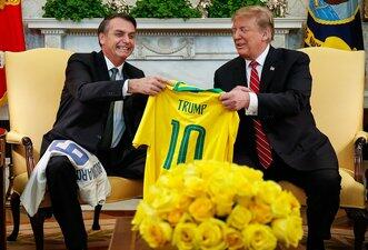 Bolsonaro segue cartilha de Trump ao menosprezar riscos do novo coronavírus
