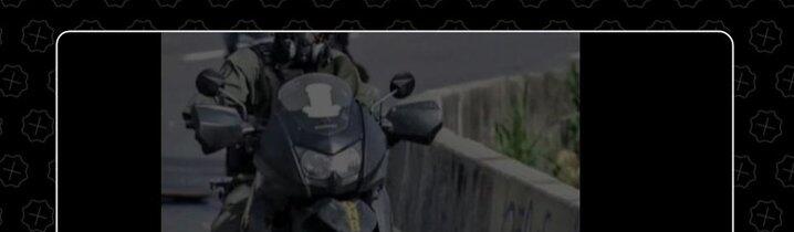 La foto de un policía pisando a una manifestante fue tomada en Venezuela, no en Ceará