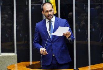 Eduardo Bolsonaro difunde e amplifica informações falsas para atacar jornalista da ‘Folha’