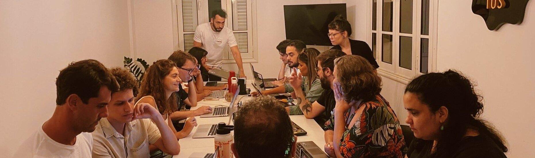 Aos Fatos celebra oito anos e lança novas newsletters